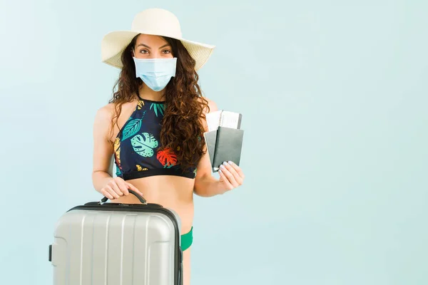 Mooie Jonge Vrouw Met Een Bikini Gezichtsmasker Met Zijn Reiskoffer — Stockfoto