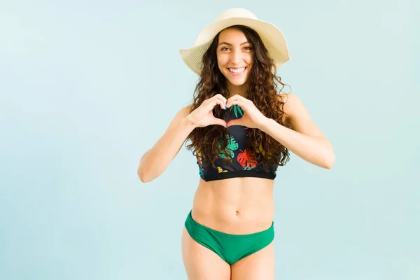 Adoro Vir Praia Mulher Caucasiana Alegre Fazendo Sinal Coração Com — Fotografia de Stock