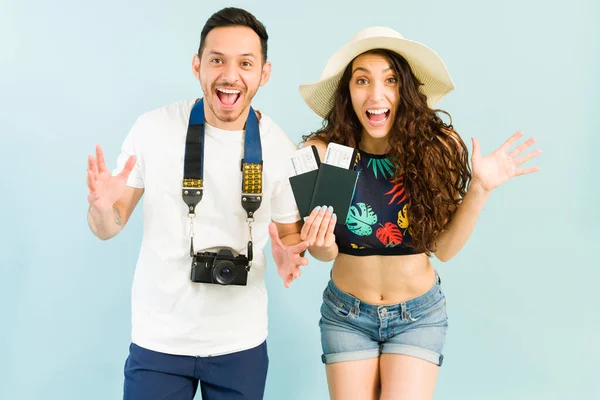 Got Great Travel Deal Surprised Young Husband Wife Can Believe — Stock Photo, Image