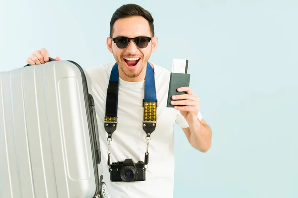 彼の海外旅行についての幸せな興奮したパニック観光客感 魅力的な若い男のための彼の旅行のためのスーツケースとカメラ — ストック写真