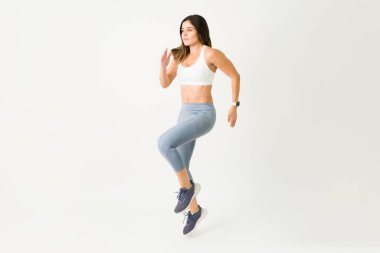 Her gün yüksek yoğunluklu antrenman yapıyorum. Güzel bir atletik kadın kardiyo egzersizleri için koşuyor.