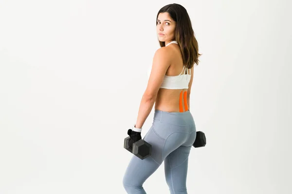 Portrait Beautiful Strong Woman Seen Holding Two Dumbbell Weights Athletic — Stock Photo, Image