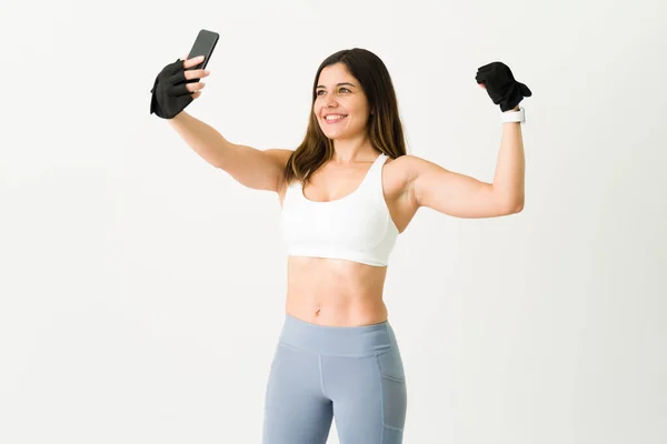 Selfie Show Progress Gym Beautiful Happy Woman Smiling While Taking — Stock Photo, Image