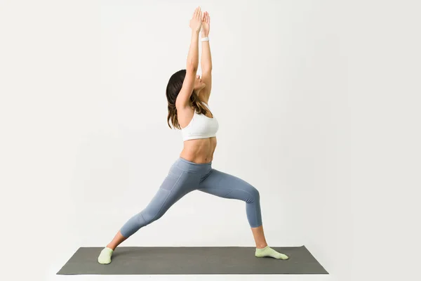 Jag Gör Yoga För Att Slappna Efter Jobbet Vacker Kvinna — Stockfoto