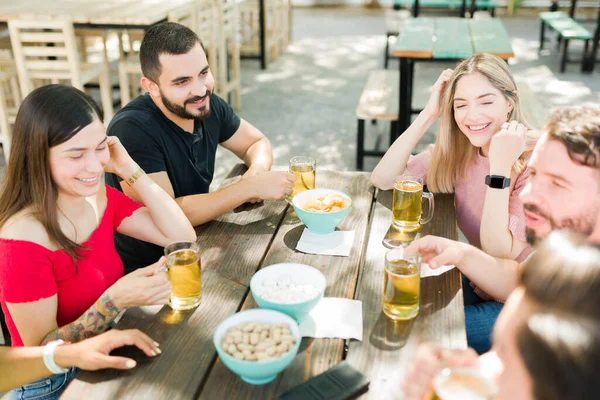 友情の再会 20代の多人種の友人たちが一緒に楽しみ バーでビールを飲んでいます 若い女性と男性が冗談と笑い — ストック写真