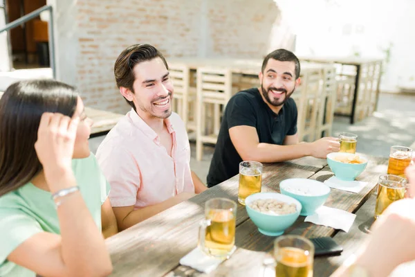 Glückliche Junge Männer Und Frauen Amüsieren Sich Beim Zusammensitzen Einer — Stockfoto