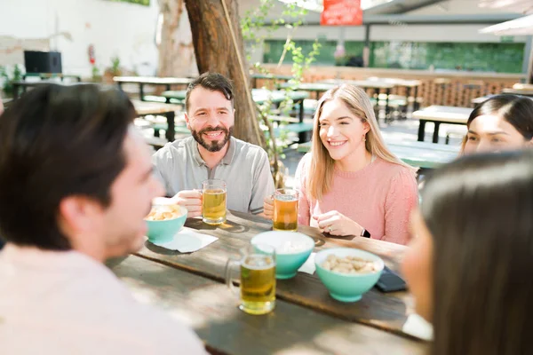 Der Hispanische Mann Und Die Kaukasische Junge Frau Lächeln Während — Stockfoto