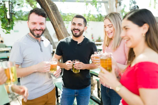 Que História Engraçada Diverso Grupo Amigos Rindo Desfrutando Algumas Cervejas — Fotografia de Stock