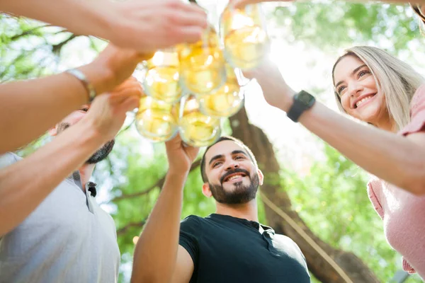 Amigos Felizes Fazer Brinde Com Cerveja Jovens Mulheres Homens Comemorando — Fotografia de Stock