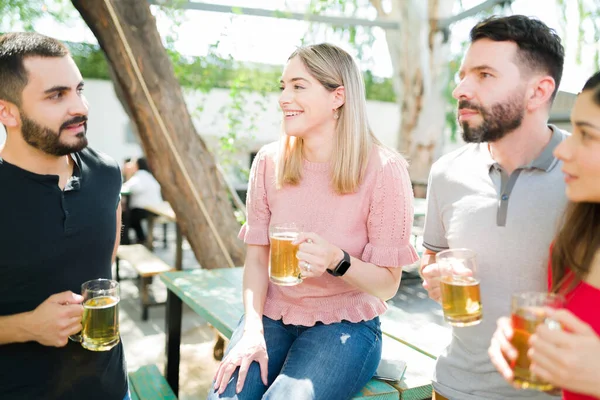 Attractive Caucasian Woman Laughing While Listening Fun Story Male Friend — Stock Photo, Image