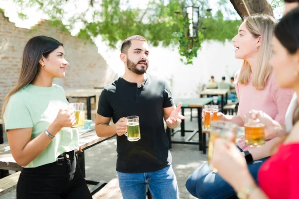 Yakışıklı Spanyol Bir Adam Bir Barda Buluşurken Arkadaşlarına Eğlenceli Bir — Stok fotoğraf