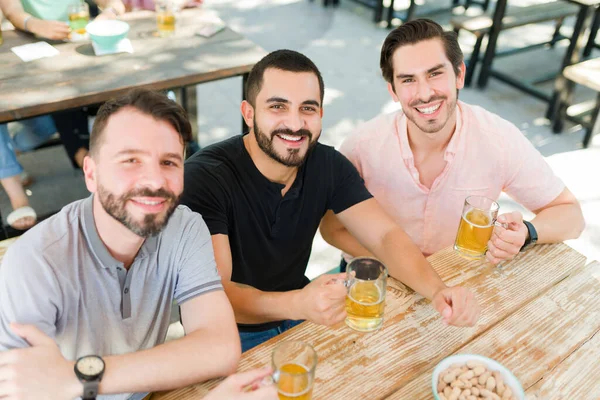 Портрет Счастливого Мужчины Улыбающегося Вместе Пьющего Пиво Молодые Латиносы Наслаждаются — стоковое фото