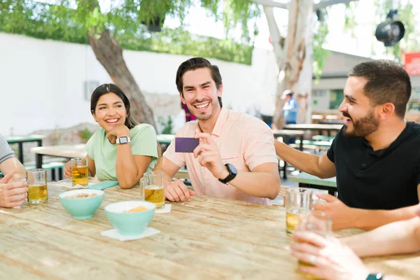 Ich Bezahle Für Diese Runde Porträt Eines Stolzen Jungen Mannes — Stockfoto