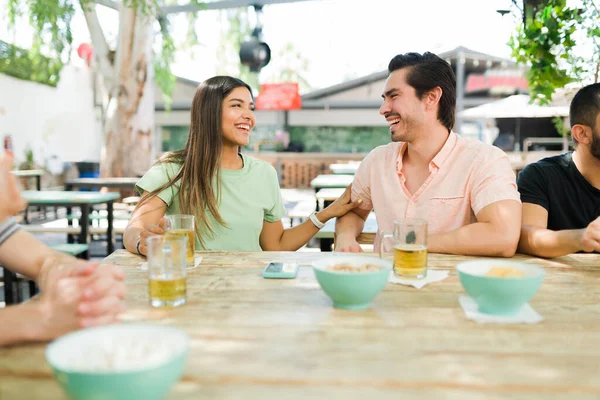 Eres Tan Graciosa Hermosa Joven Hombre Hispano Coqueteando Mientras Habla — Foto de Stock