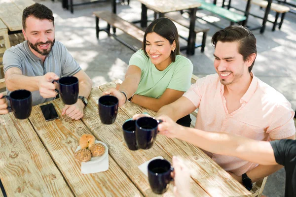 Alto Ângulo Jovens Amigos Alegres Fazendo Brinde Com Café Durante — Fotografia de Stock