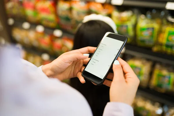 Süpermarkette Elinde Alışveriş Listesi Olan Akıllı Bir Telefon Tutan Kayıp — Stok fotoğraf