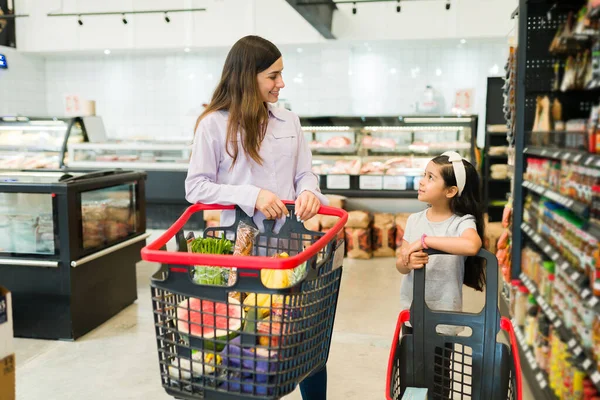 在超级市场买好吃的食物 在商店里一起购买日用品和产品时 快乐的家人面带微笑 — 图库照片