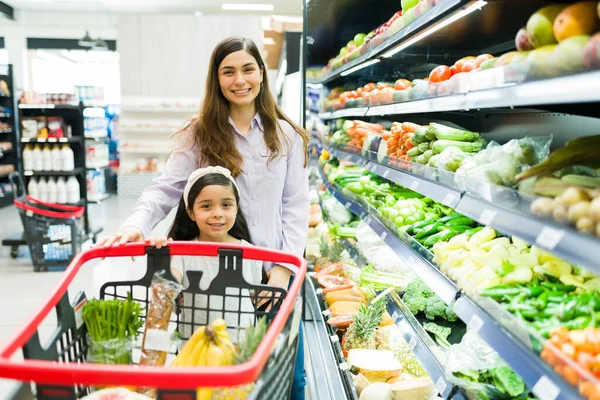 Portrait Hispanic Young Family Smiling While Standing Next Fresh Vegetables — Stock Photo, Image