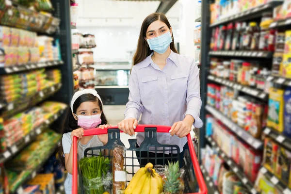 Adorável Família Vestindo Máscaras Faciais Olhando Para Câmera Comprar Mantimentos — Fotografia de Stock