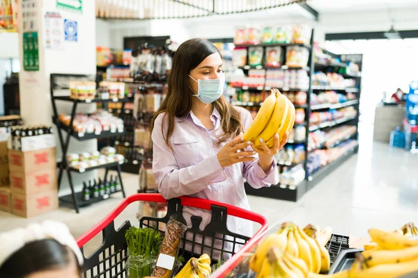 Mulher Hispânica Com Máscara Facial Comprando Frutas Legumes Supermercado Jovem — Fotografia de Stock