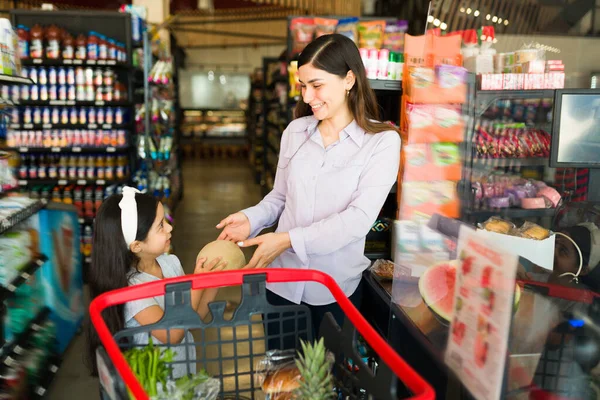 Adorable Niña Ayudando Madre Poner Los Productos Mostrador Pago Familia —  Fotos de Stock