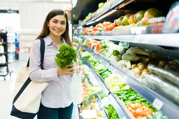 Comprar Algunas Cosas Para Cenar Casa Atractiva Mujer Feliz Sonriendo — Foto de Stock