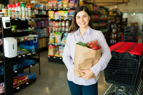 Elhagyom Szupermarketet Női Vásárló Egy Barna Táska Friss Zöldségekkel Élelmiszerekkel — Stock Fotó