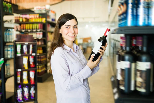 Zákaznice Dává Červené Víno Uličce Supermarketu Veselá Žena Kupuje Láhev — Stock fotografie