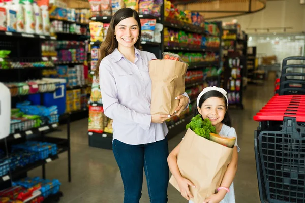 Profitant Rapide Voyage Épicerie Portrait Une Belle Maman Son Petit — Photo