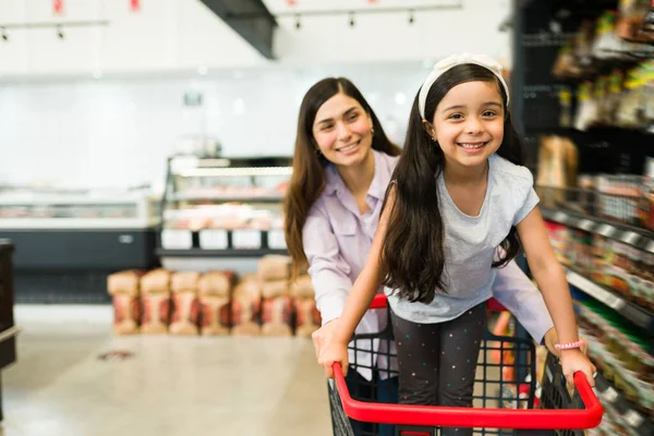 Menina Adorável Brincando Dentro Carrinho Compras Com Sua Adorável Mãe — Fotografia de Stock