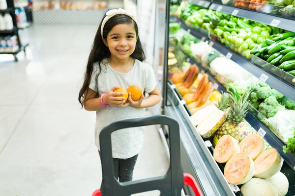 Adoro Laranjas Menina Bonita Escolhendo Algumas Frutas Como Lanche Saudável — Fotografia de Stock