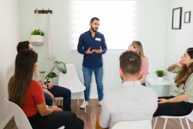 Öfke sorunlarım var. Yakışıklı genç bir adam öfke yönetimi toplantısı sırasında sorunlarını öfke ve duygularıyla paylaşıyor.