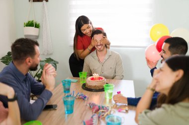 Gözlerinizi açmayın. Doğum günü çocuğunun gözlerini kapayan güzel genç bir kadın ve evde ona sürpriz bir parti düzenliyor.