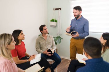 Edebiyat tartışması. Yakışıklı bir adam kitap kulübü toplantısının önünde duruyor ve okudukları romanın hikayesini anlatıyor.