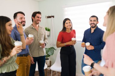 Neşeli genç erkekler ve kadınlar kahve molası sırasında gülüp eğleniyorlar. Adsız Alkolikler toplantısından sonra takılan destek grubu üyeleri
