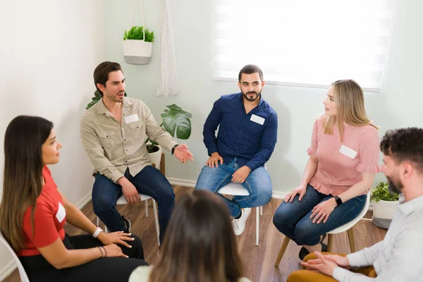 Jóvenes Hablando Durante Una Sesión Terapia Grupo Diversos Grupos Mujeres —  Fotos de Stock