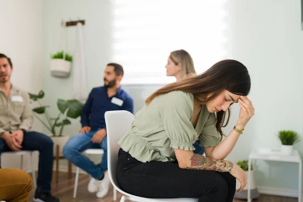 Besoin Aide Jeune Femme Déprimée Sentant Triste Anxieuse Tout Pensant — Photo