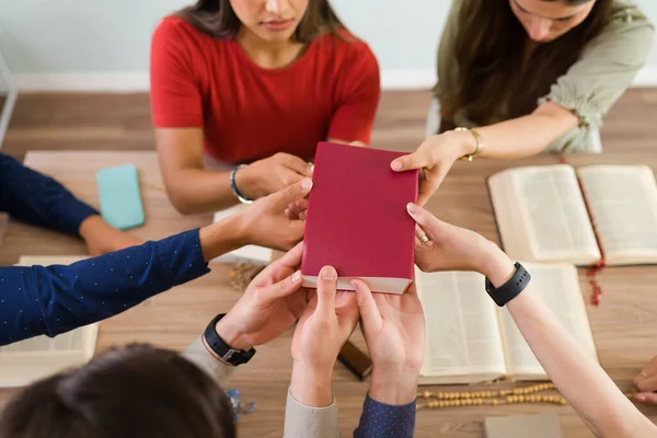 Adoración Jóvenes Católicos Tocando Sosteniendo Sagrada Biblia Mientras Rezan Grupo —  Fotos de Stock