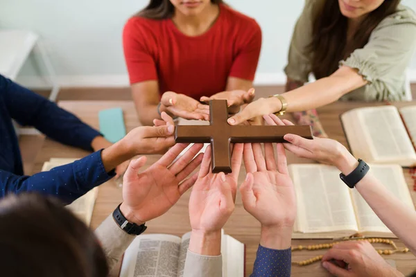 Visão Superior Jovens Mulheres Homens Parte Grupo Religioso Segurando Juntos — Fotografia de Stock