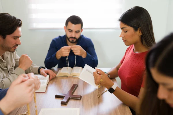 Diverse Groepen Jongeren Een Religieuze Gemeenschap Bidden Met Een Katholieke — Stockfoto
