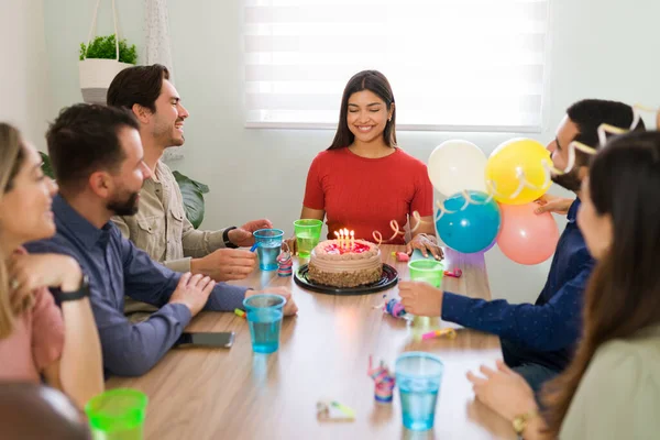 祝你生日快乐 快乐的朋友们在家里唱着歌 为一位年轻貌美的女士举办一个生日派对 — 图库照片