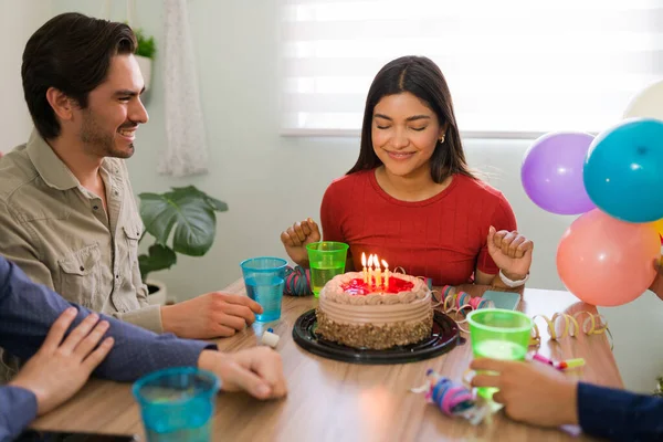 许个愿吧在吹灭蛋糕上的蜡烛之前 惊慌失措的女人闭上眼睛许个生日愿望 — 图库照片