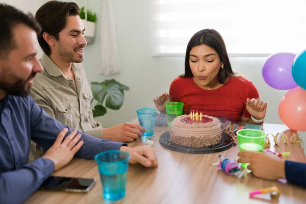 Hermosa Mujer Latina Teniendo Una Fiesta Soplando Las Velas Pastel —  Fotos de Stock