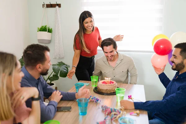 Sorpresa Joven Guapo Sintiéndose Agradecido Emocionado Por Fiesta Cumpleaños Sorpresa —  Fotos de Stock