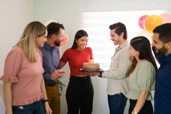 Gefeliciteerd Vriend Liefdevolle Multiraciale Vrienden Brengen Een Heerlijke Chocoladetaart Met — Stockfoto