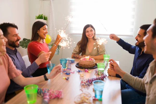 Celebrar Juntos Teu Aniversário Diverso Grupo Amigos Acendendo Faíscas Durante — Fotografia de Stock