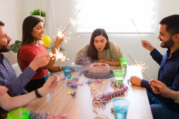 Cumpleaños Chica Soplando Las Velas Pastel Chocolate Durante Fiesta Pidiendo — Foto de Stock