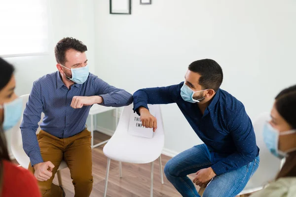 Choque Codo Dos Jóvenes Con Máscaras Faciales Saludando Antes Comenzar — Foto de Stock