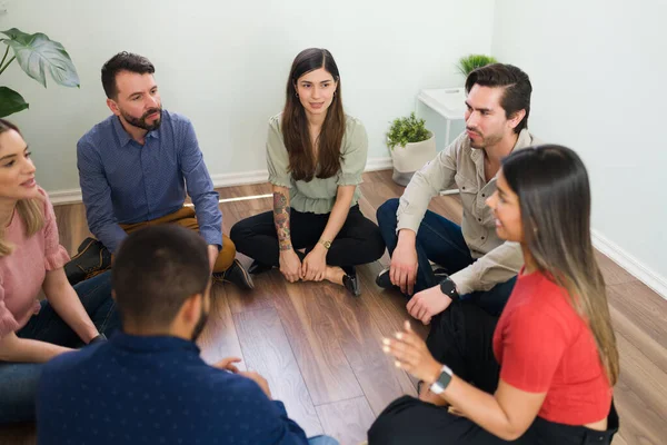 Jóvenes Sentados Círculo Suelo Compartiendo Algunas Ideas Entre Hombres Mujeres —  Fotos de Stock