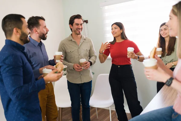 Przerwa Kawę Wielorasowa Grupa Ludzi Rozmawiająca Bawiąca Się Kawą Zakończeniu — Zdjęcie stockowe